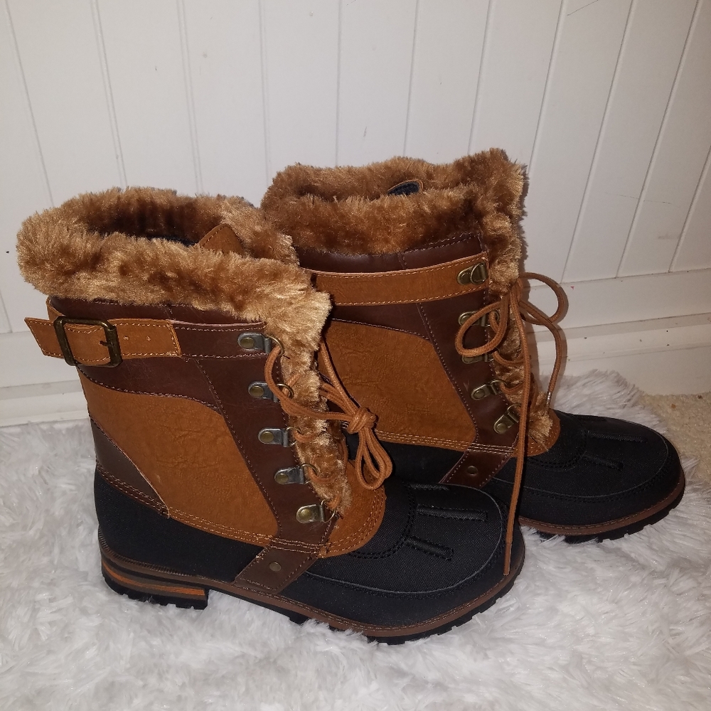 Womans boots 9